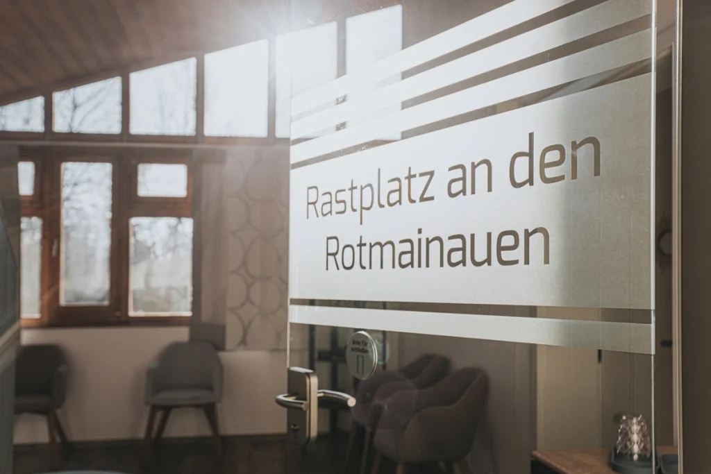 Eingangsbereich der Zahnarztpraxis Michaela Heitzer an den Rotmainauen